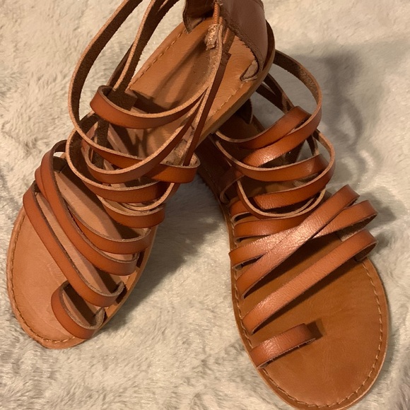 Universal Thread Shoes - Cute strappy sandals